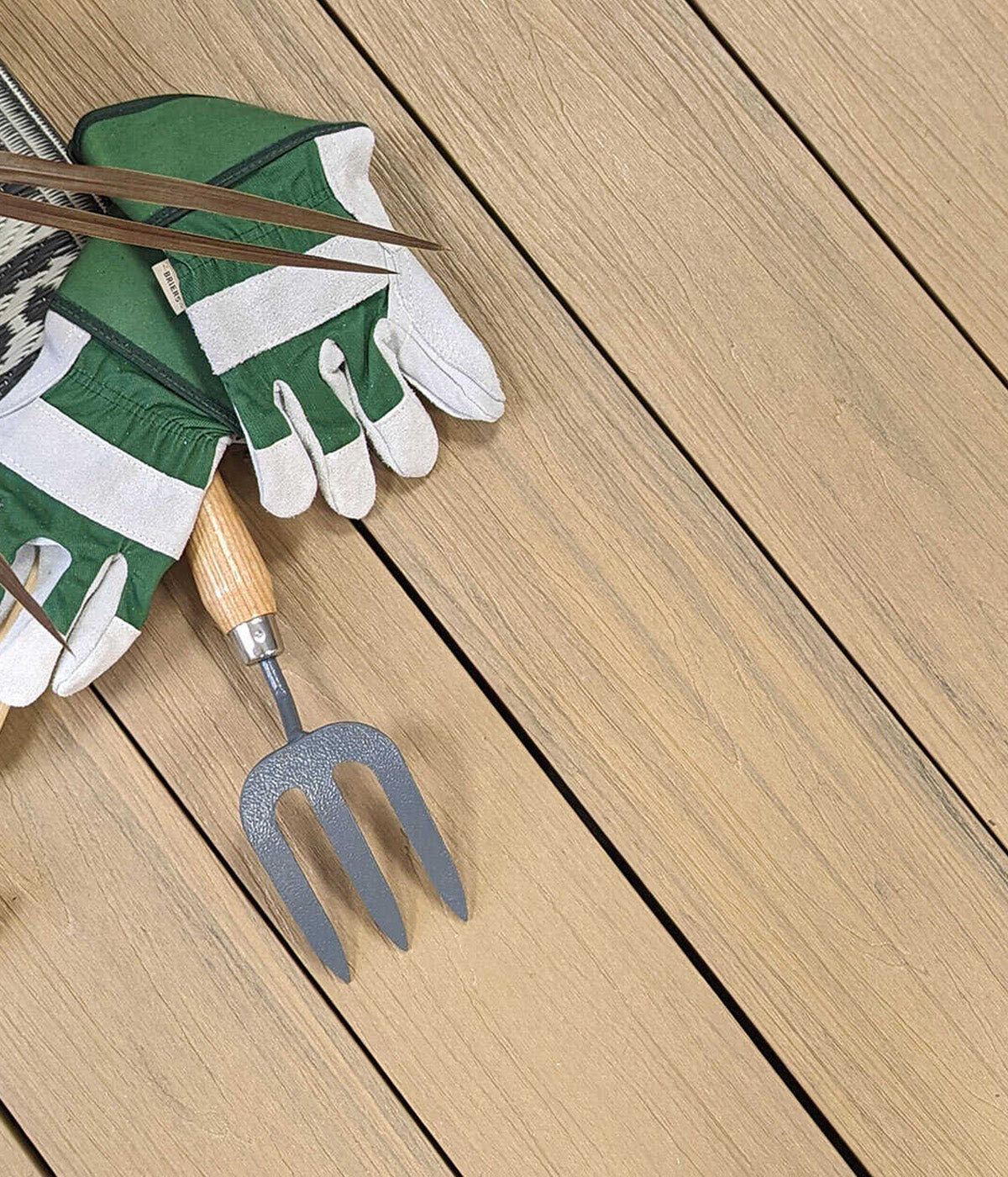 Deluxe wide oak composite deck