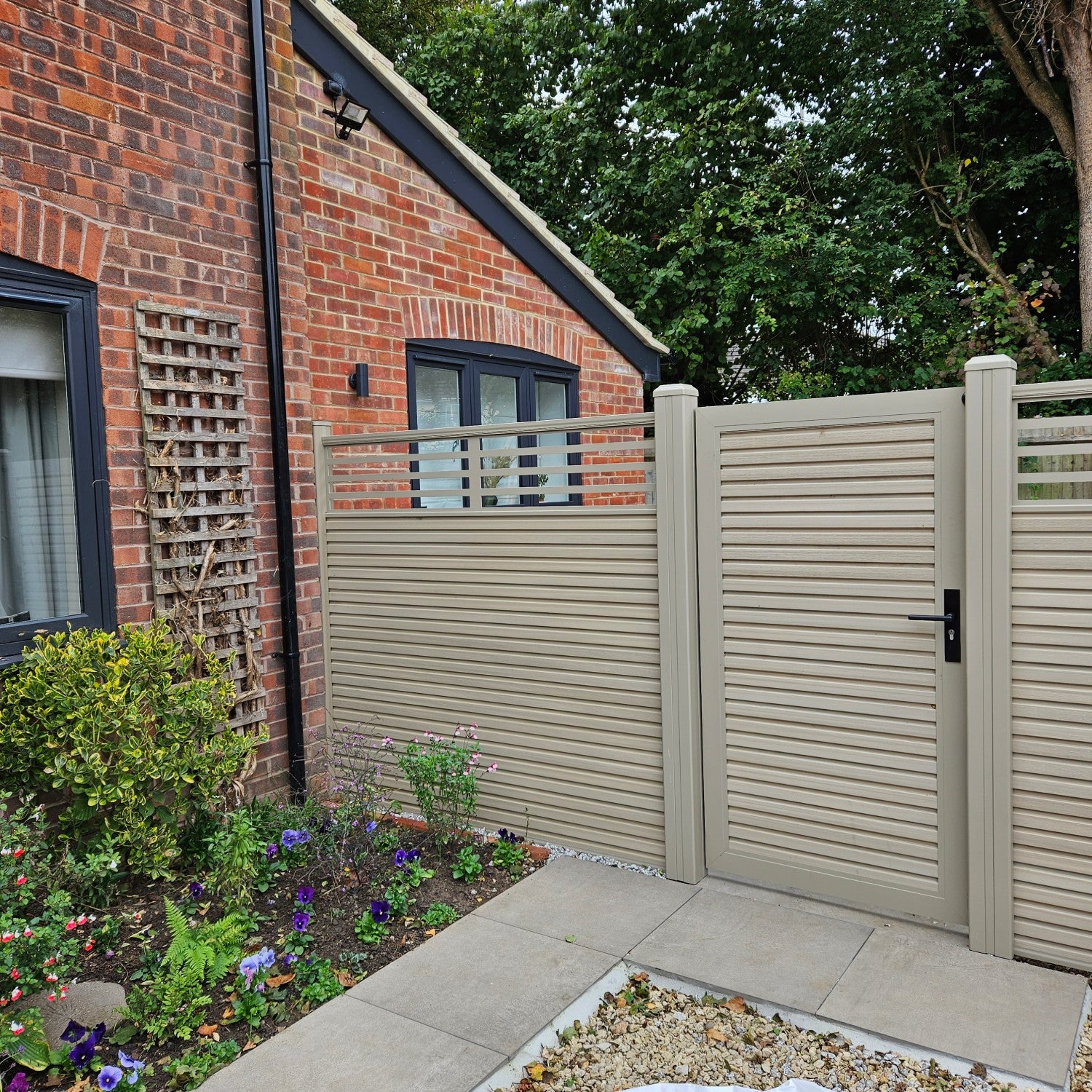 NeoTimber Slatted Fence Panel Set With Linear Screen - Ash white project